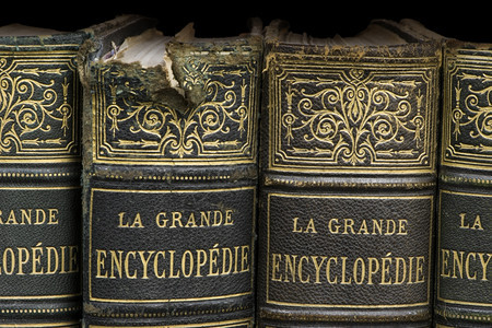 书架上的旧法国百科全书近镜头背景图片