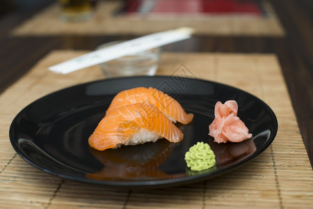 寿司酒吧上的寿司加鲑鱼图片