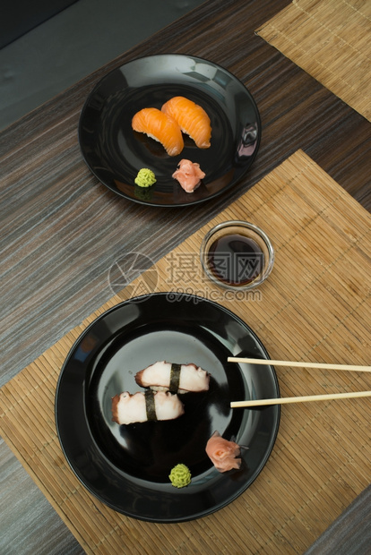 寿司酒吧的餐桌和配给寿司图片