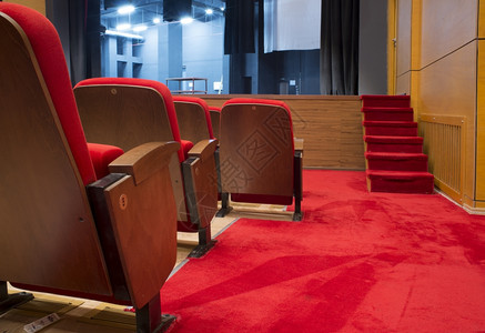 戏剧和歌中的红色座位图片