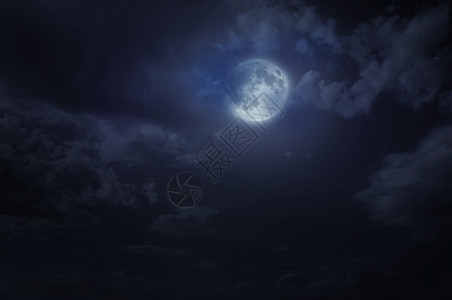 幽静天空下的月亮图片