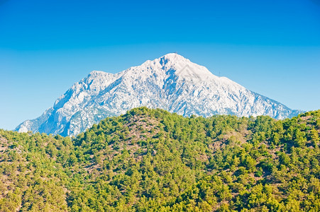 远处的山峰图片