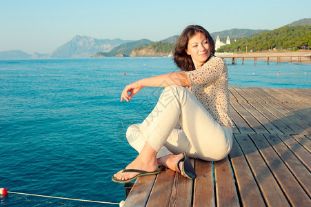 海滩边上的妇女
图片