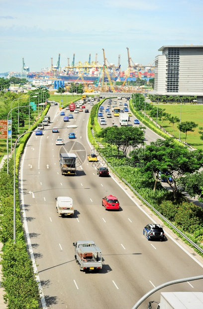 什拉波尔高速公路上繁忙交通图片