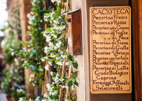 Caciote说在传统奶酪店门前的清单图片