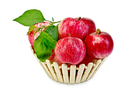 将新鲜红苹果放在木篮子中绿叶与白底隔绝图片