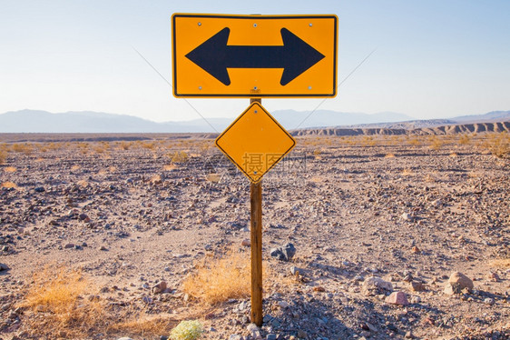 谷加州沙漠中间的方向标志图片