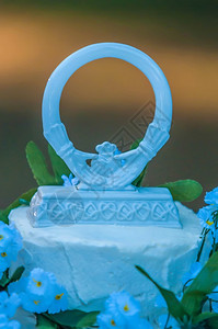 收件桌上白色结婚蛋糕的特写细节图片