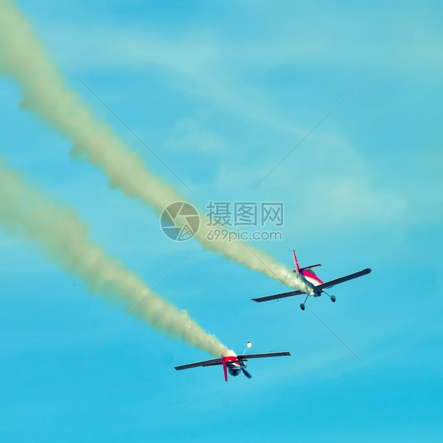 两架飞机在表演烟雾图片