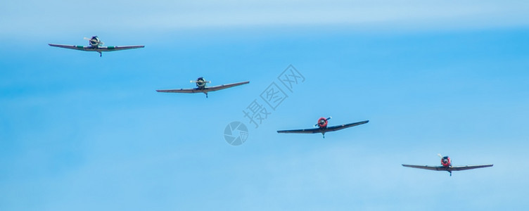 四架飞机在空中演练图片