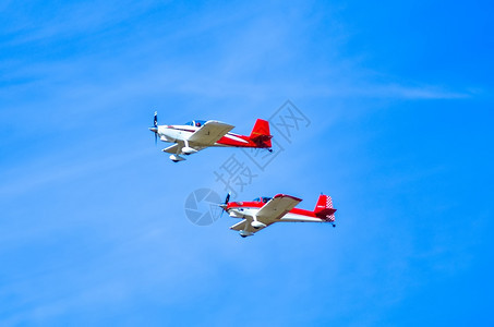 两架飞机在空中行动图片