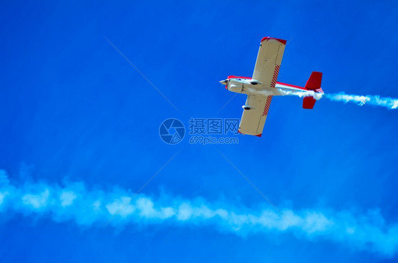 红色战机在空中飞行图片