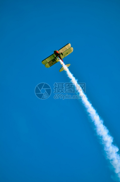 冒烟的飞机在天空执行任务图片