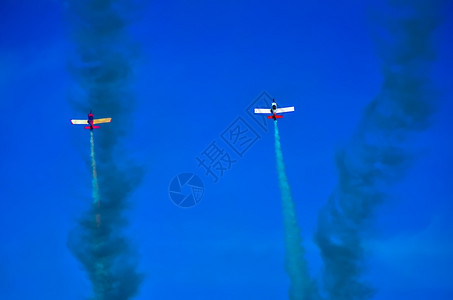 两架红色飞机在执行任务图片