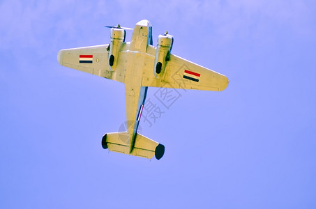 上空的美国战机在天空中行动背景图片