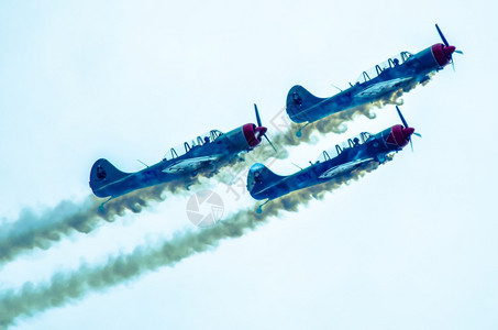 三架战斗机在空中展示飞行图片