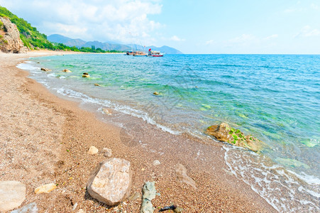 平静的绿海和岩石岸图片