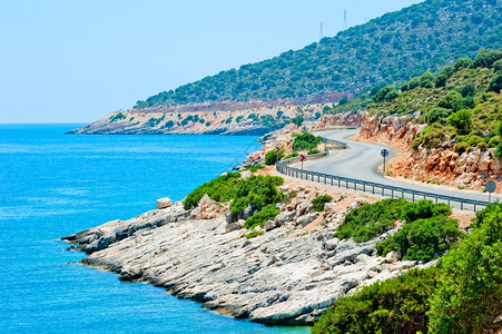 沿海公路旁碧蓝的海水图片