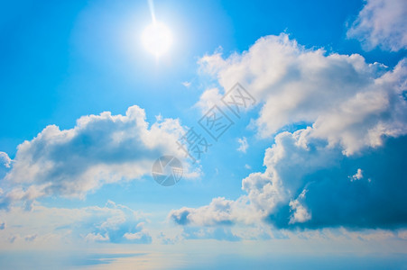 清蓝的天空和美丽云彩图片