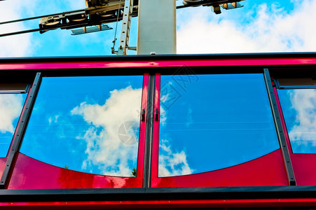 有线电缆车和玻璃反射的天空图片
