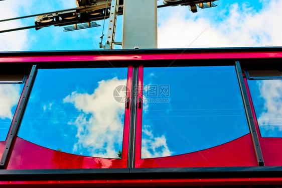 有线电缆车和玻璃反射的天空图片