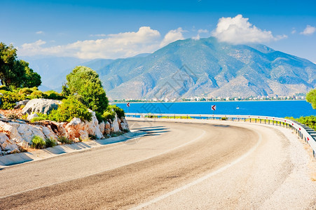 道路上的急转弯和山景图片