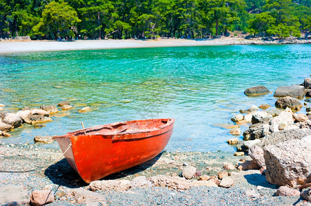 美丽的海湾和老船图片