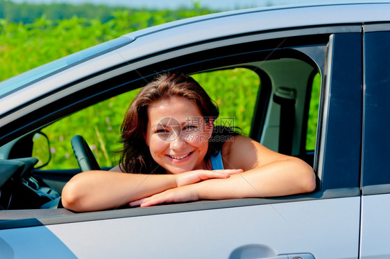 趴在车窗上快乐的女司机图片