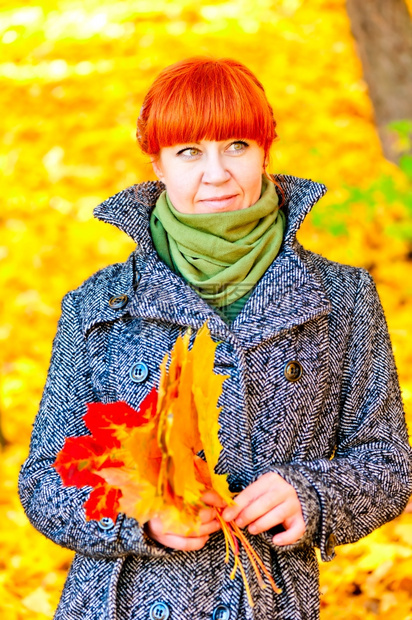秋天公园红发美女图片
