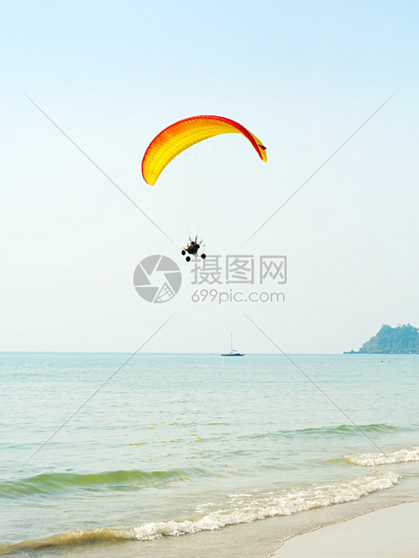 在泰国海滩滑行的滑翔伞图片