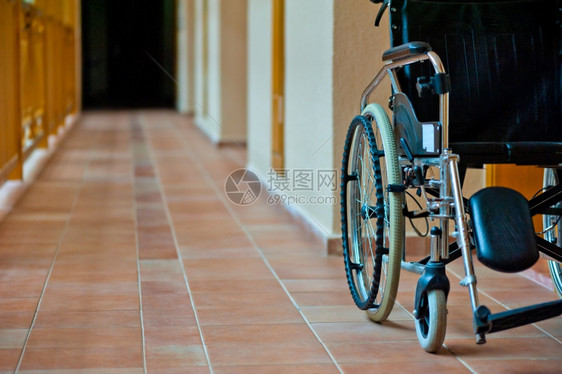 医院走廊的轮椅图片