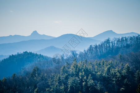 蓝色山脊公园的冬季场景图片