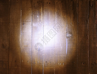 具有聚光灯的旧木头背景图片