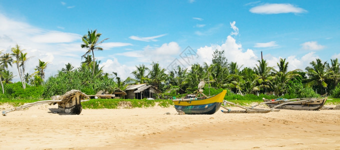 热带海滩上的渔船图片