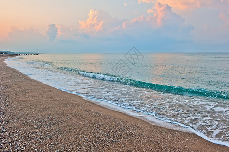 黎明时海浪微小图片