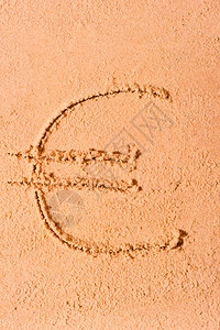 欧元货币符号在海滩上的湿沙被抽取图片