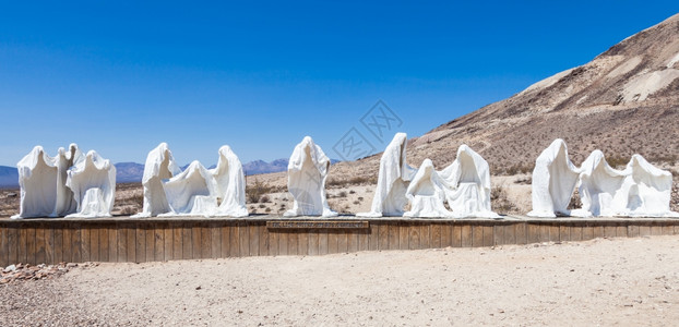 金井开阔博物馆在奈瓦达沙漠中间废弃的幽灵雕塑图片