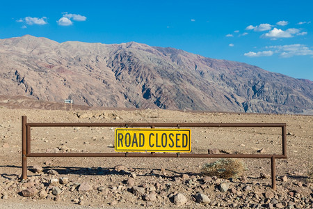 谷加州道路封闭沙漠中部的标志图片