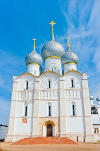 白色美丽的石正统教堂带有灰色圆顶图片