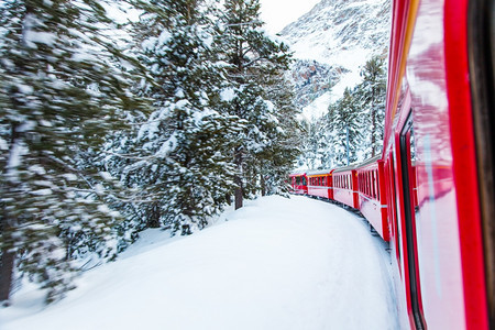 著名的伯尼娜红列车unesco纪念碑在冬季暴风雨中图片
