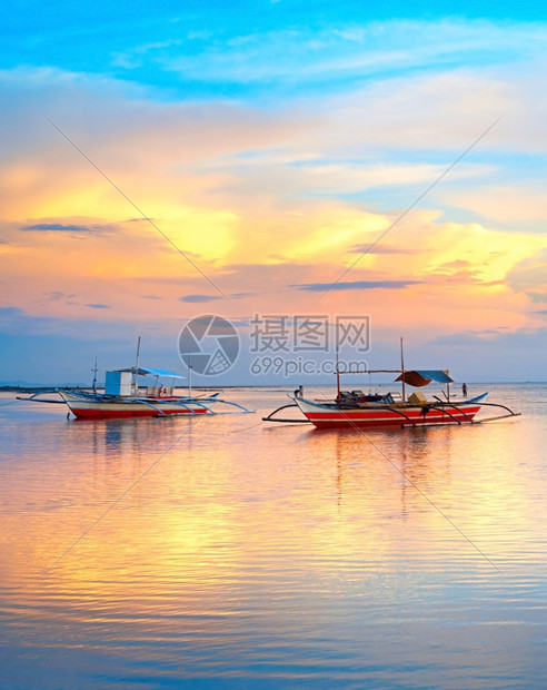 日落时菲里平鱼船美丽日落景观图片