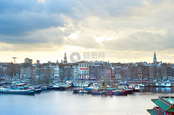 彩色黄昏时的Amsterda天线空中视图图片