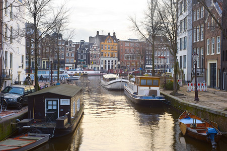 市区的Amsterda和日落光下的频道图片