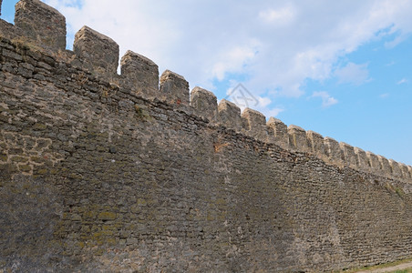 古老的堡垒墙壁和蓝天图片