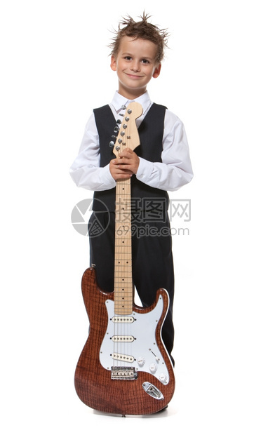 男孩手持吉他孤立在白色背景上图片