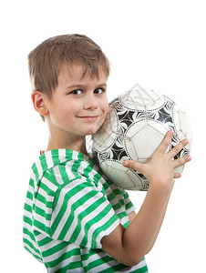 男孩拿着足球在白色背景上被孤立图片