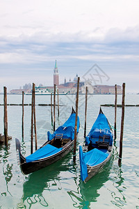 威尼斯意大利河中的运船图片