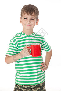 男孩拿着红色杯子图片