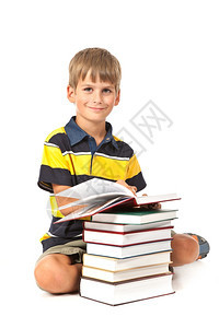 男生坐在白背景孤立的书本上图片