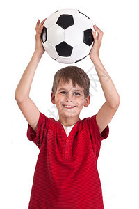 可爱的男孩拿着一个足球图片